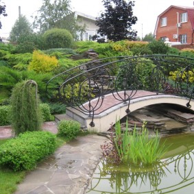 Pod de grădină cu balustradă metalică