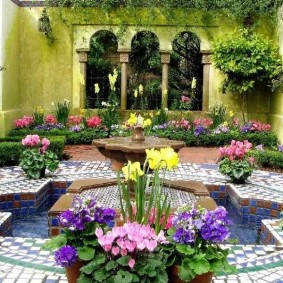 Blomster i hagen i orientalsk stil