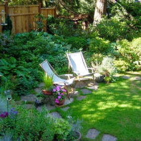 Komfortable stoler dypt i hagen