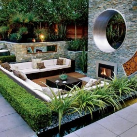 Área de relaxamento em um jardim de estilo moderno