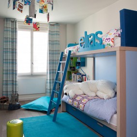Thảm màu xanh trên sàn phòng ngủ của trẻ em