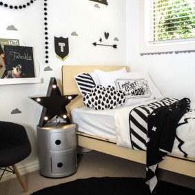 Bērnu guļamistabas interjers melnbaltā krāsā