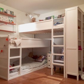 Interiér dětského pokoje ve dvou patrech