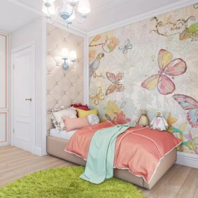 Malované motýly na zdi místnosti pro dívku