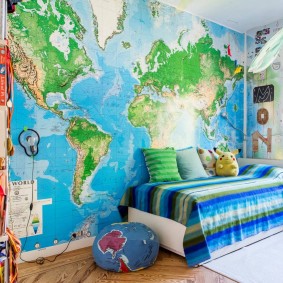 Bản đồ vật lý của thế giới trong nội thất của căn phòng