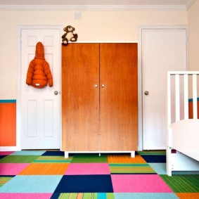 Cuadrados multicolores en alfombra