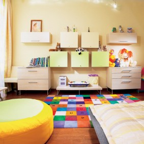 Muebles modulares en habitación infantil.