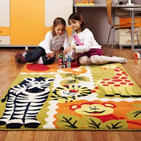 Hermosa alfombra en la habitación para niñas.