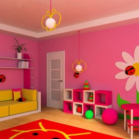 Rozā sienas bērnu guļamistabā