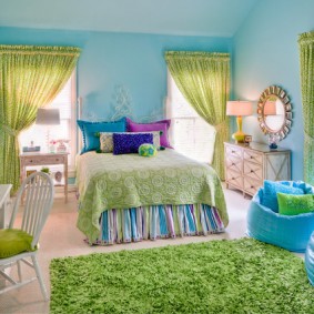 Alfombra verde en el dormitorio con paredes azules.