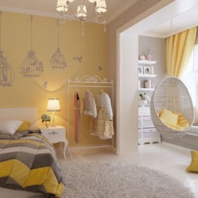 Almohada amarilla en el piso de una habitación para una niña