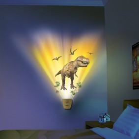 Projection de dinosaure sur le mur d'une chambre d'enfant