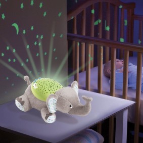 Bebek için yumuşak bir oyuncak şeklinde gece lambası
