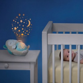 Mavi duvar bir arka plan üzerinde çocuk mobilya