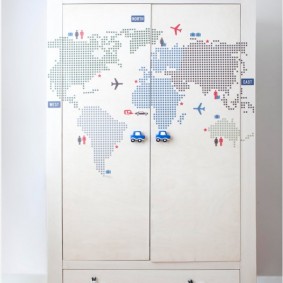 Wereldkaart op de gevel van een kleerkast voor kinderen