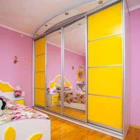 Žluté fasády dětské skříně