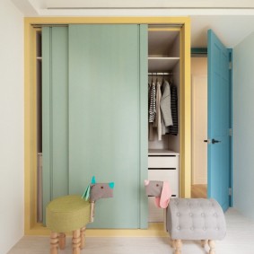 Dětská šatní skříň s posuvnými dveřmi