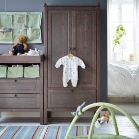 Houten meubels in een babykamer