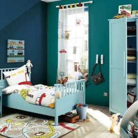 Bức tường màu xanh trong phòng của một cậu bé