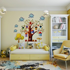 Geel en wit meubilair in de kamer van een schoolmeisje