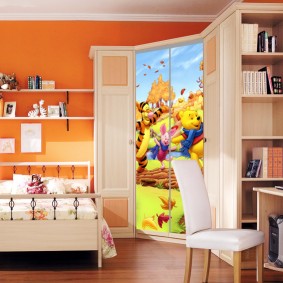 Rohová skříň v dětském pokoji s mrkvovými stěnami