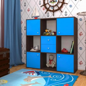 Bir çocuğun odasında mavi cepheler ile raf