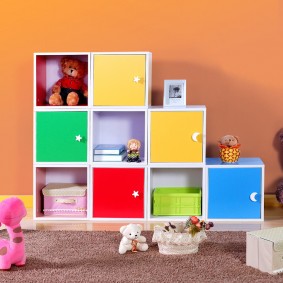 Portes multicolores sur les meubles pour enfants