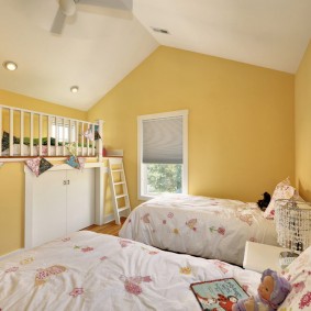 Murs jaunes d'une chambre pour une fille de 12 ans