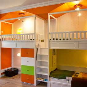 Çocuk odasının duvarı boyunca yerleşik yataklar