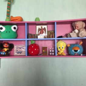 Cheburashka ve diğer oyuncaklar için pembe raf