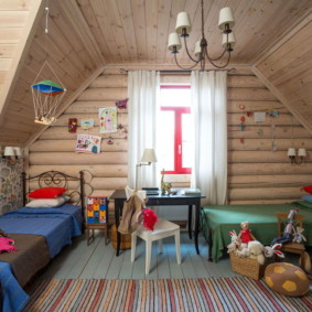 Kinderkamerontwerp in een houten huis