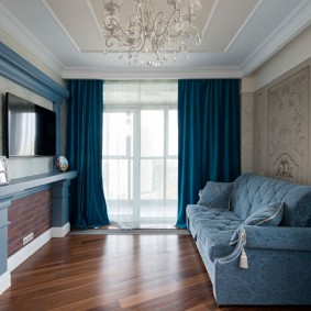 Cortines blaves en una habitació amb terra de parquet