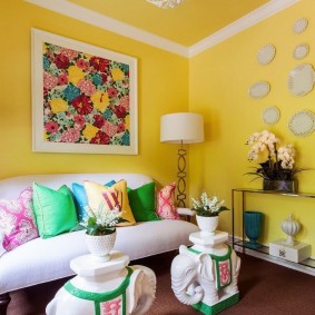 Paredes pintadas de cores vivas em uma pequena sala de estar