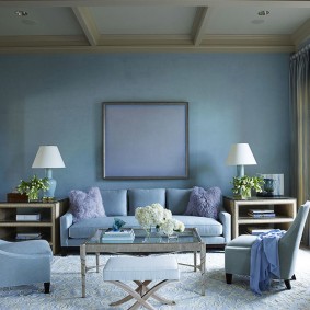 Muebles tapizados con tapicería azul.