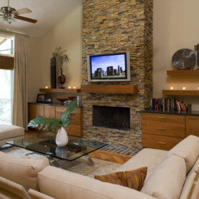 Interiér obývacej izby s TV na krb