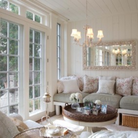 Spiegel in einem schönen Rahmen über einem Sofa in einem Privathaus