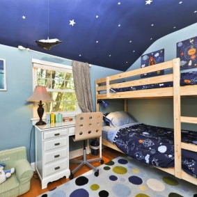 Plafond bleu dans la chambre des enfants