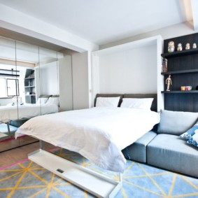 Scharnierend bed in een studio-appartement