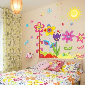 Kızının yatak odasında duvar kağıdı parlak çiçekler
