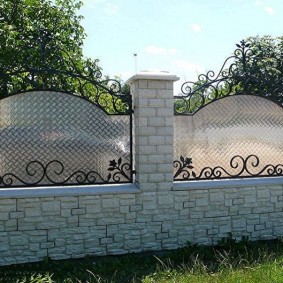 Bahçe çit metal bir çerçeve üzerinde polikarbonat