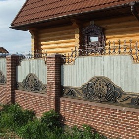 Bir ahşap evin önünde tuğla çit