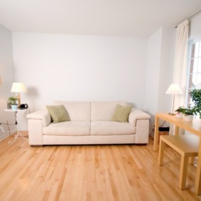 Fehér kanapé a négyzet alakú teremben