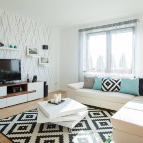 Čierny a biely koberec v modernej obývacej izbe