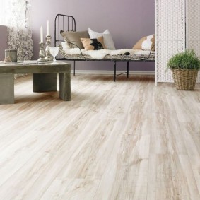 Plancher en bois clair