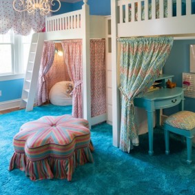 Modrý koberec v chlapcově pokoji