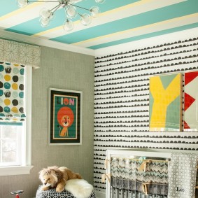 Striped wallpaper on the ceiling of the nursery