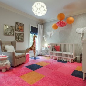 Roze tapijt op de vloer van een meisjeskamer
