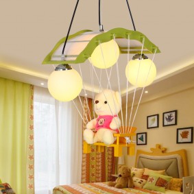 Chandelier na may oso para sa isang maliit na batang babae