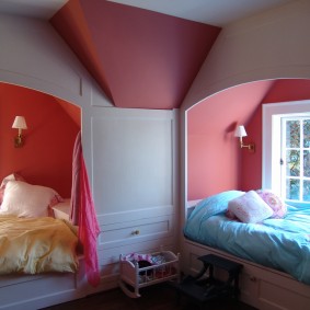 Murs roses dans la chambre des filles