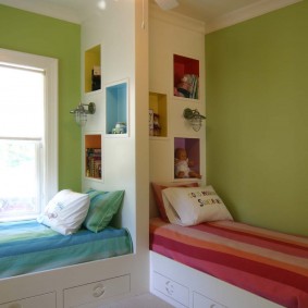 الجدران الخضراء في غرفة نوم الأطفال